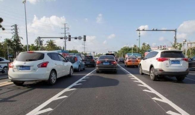 锯齿车道怎么样才违章,开车看到锯齿车道怎么处罚