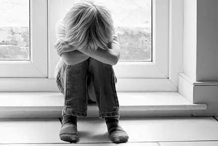 小孩在幼儿园偷拿东西怎么教育,孩子在幼儿园里偷东西了怎么办