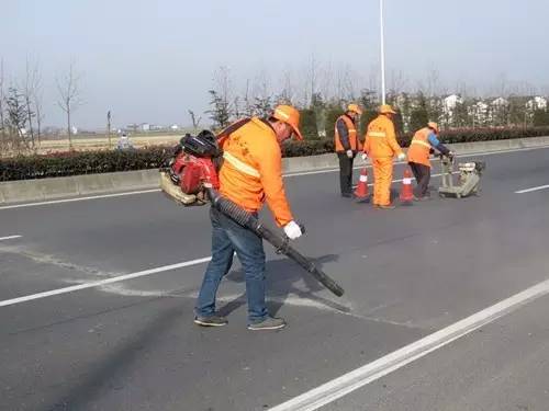 沥青道路裂缝修补每平米造价,公路沥青路面裂缝修补施工多少钱