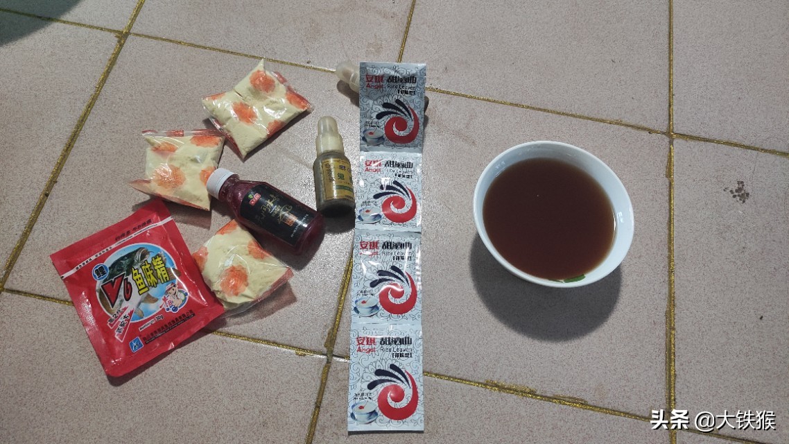 大师用玉米钓鱼怎样调漂,简单易学的钓鱼老玉米制作