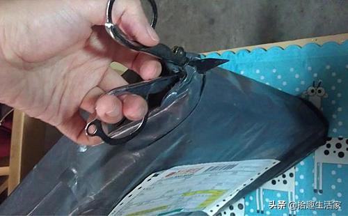 女孩子拆包裹,女生拆包裹