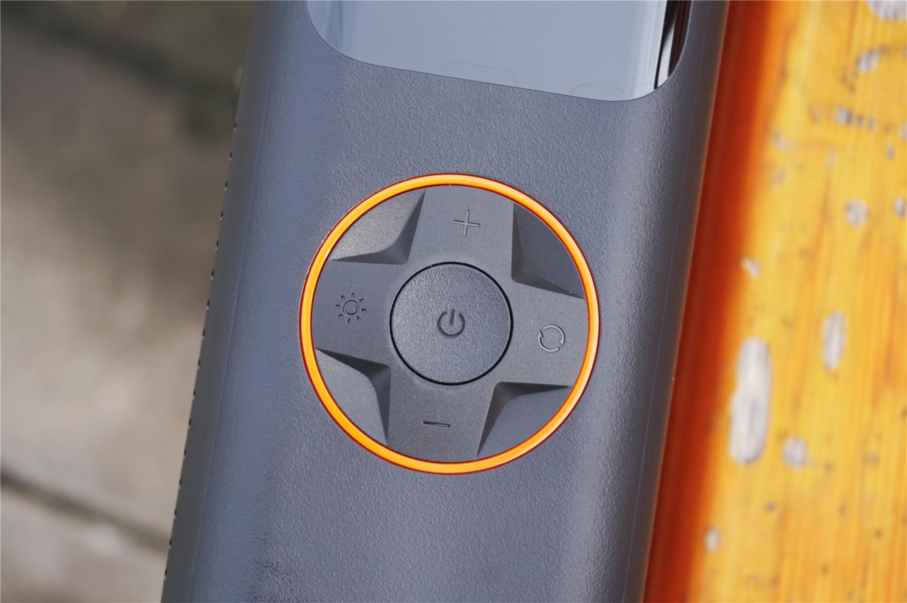 开车遇到胎压不够,跑长途车胎没气用什么打气好