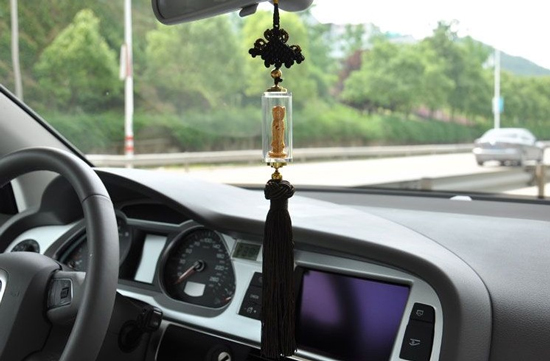 汽车上的装饰品安全吗,汽车装饰有哪些危险