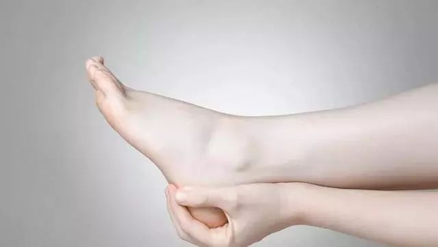 冬天手脚裂口,手脚冬天裂口怎么治疗