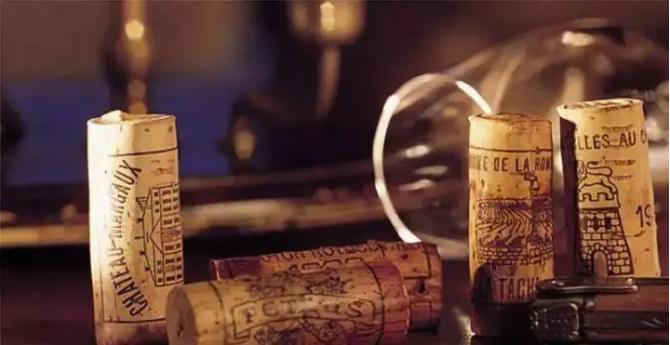 红酒遇到水变成蓝色,红酒漏液还能喝吗