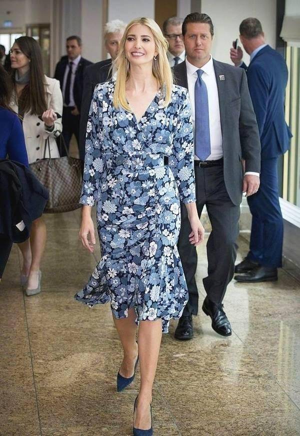 39岁伊万卡穿“金箔裙”亮相，勒出副乳真尴尬，都是太丰满惹得祸