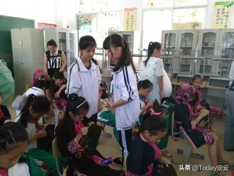 看蜗牛、逛湿地、做实验......海南定安开设的这个课堂妙趣横生！