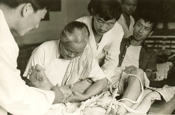 无证行医被抓影响中医专长报名吗,民间中医免费治病犯法吗