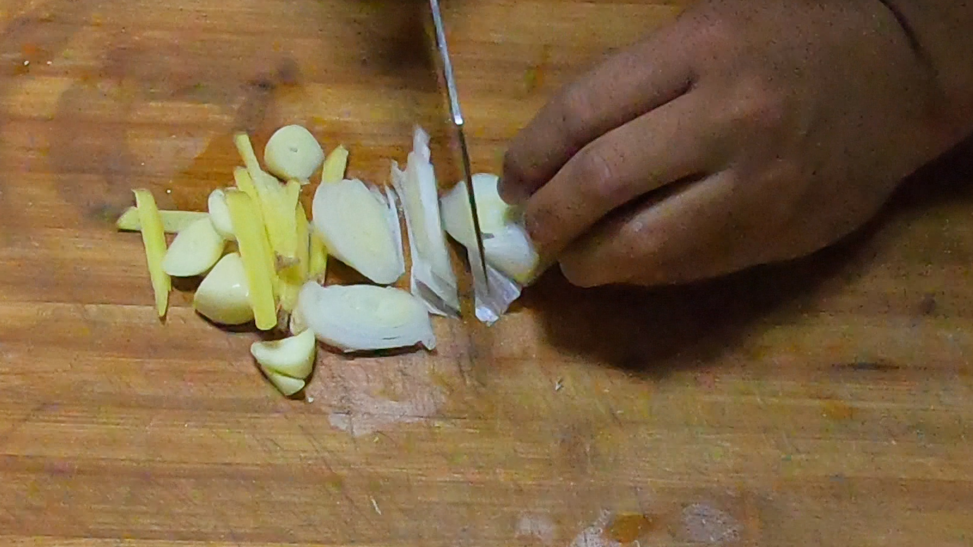 鸡翅根为什么做出来很腥,红烧鸡翅根做法味道超棒一看就会