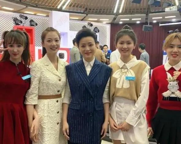 21岁浙江女孩成领诵员，曾备受杨澜爱好，网友：别人家的孩子