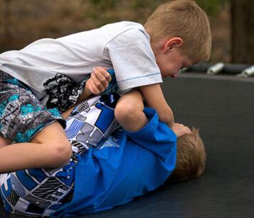 心理学怎么解释对小孩的恶意,心理学解释孩子的自卑