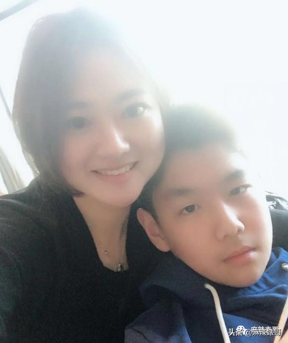 陈数和老公接吻照片,陈数老公回应搂抱年轻女子