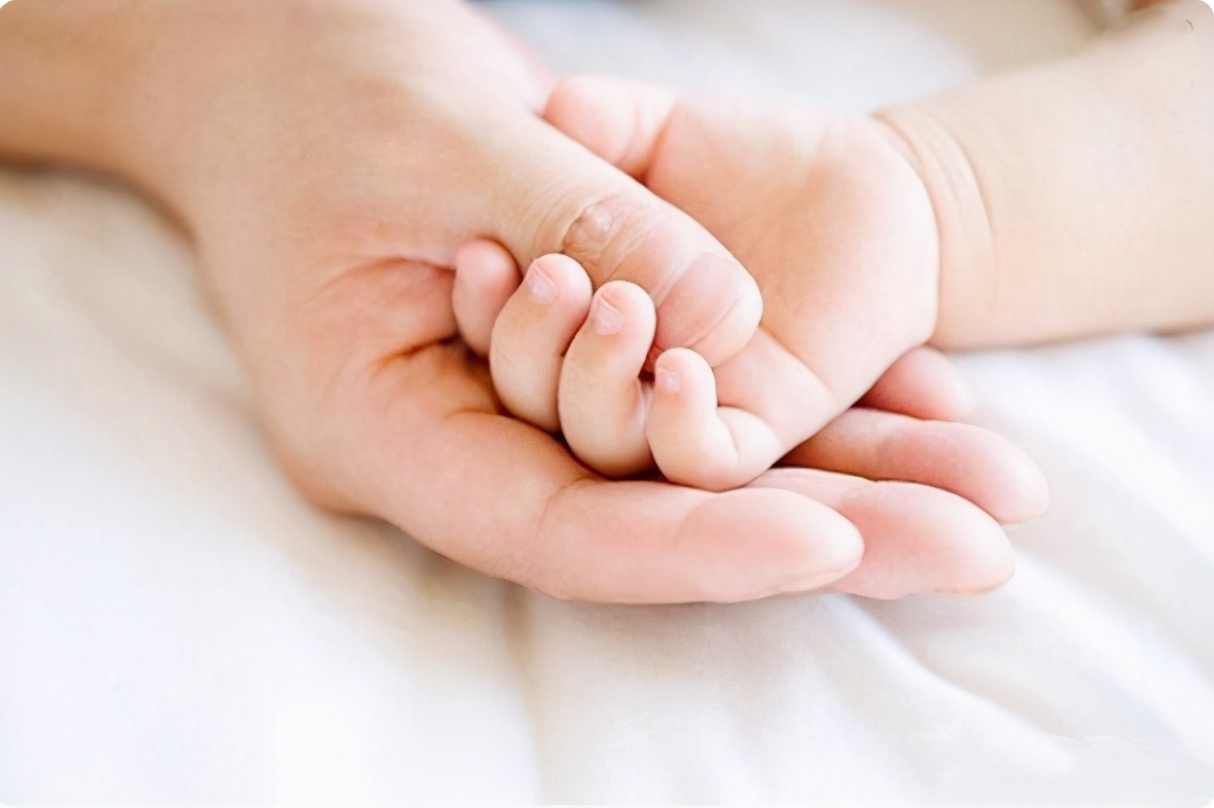 为什么宝宝要枕妈妈手才可以入睡,宝宝为什么要抓着妈妈手才睡觉