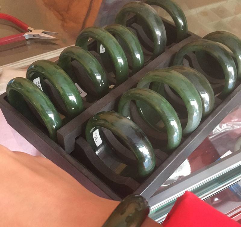 五彩斑斓的和田玉家族！这抹价值不菲万的“绿”来自何方？