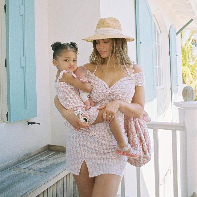 凯莉詹娜和stormi,凯莉詹娜女儿stormi演唱会