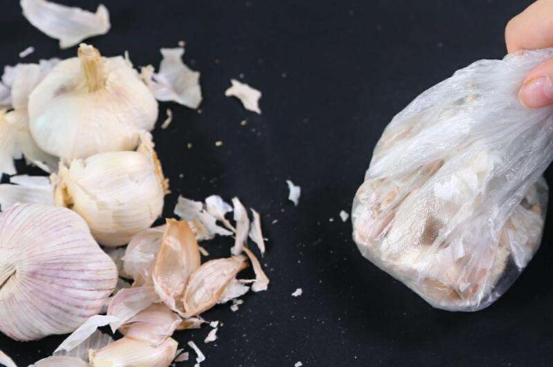 怎么用指甲剥蒜剥得快,剥蒜不伤指甲的妙招