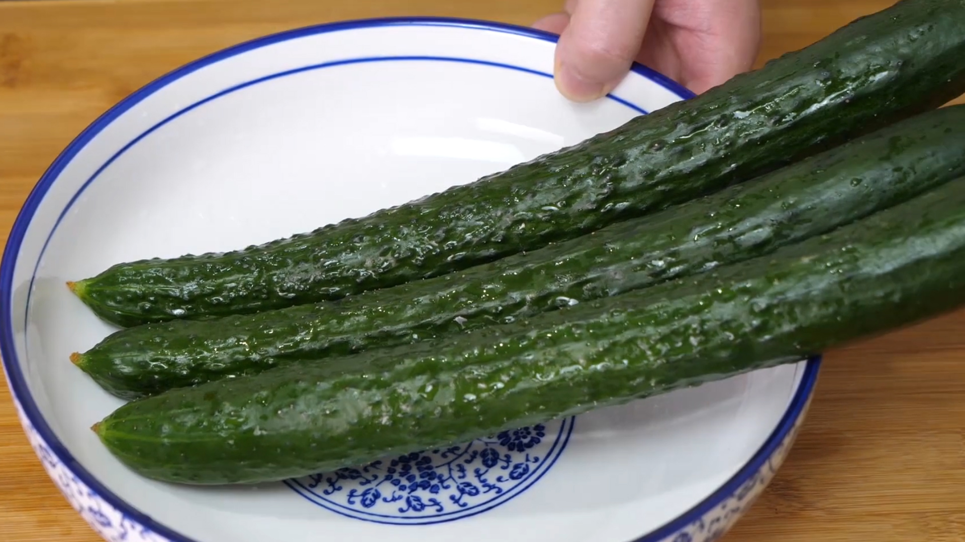 拌黄瓜很多人第一步就错了,拌黄瓜用盐杀水还是用糖杀水