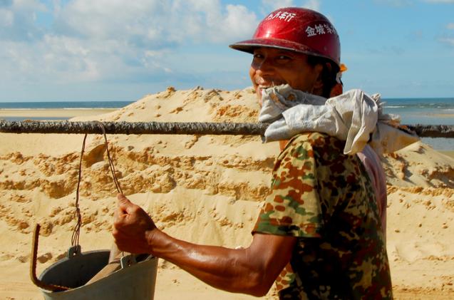 五一前拿到血汗钱，251名工人喜笑颜开，一起呵护最可爱的人