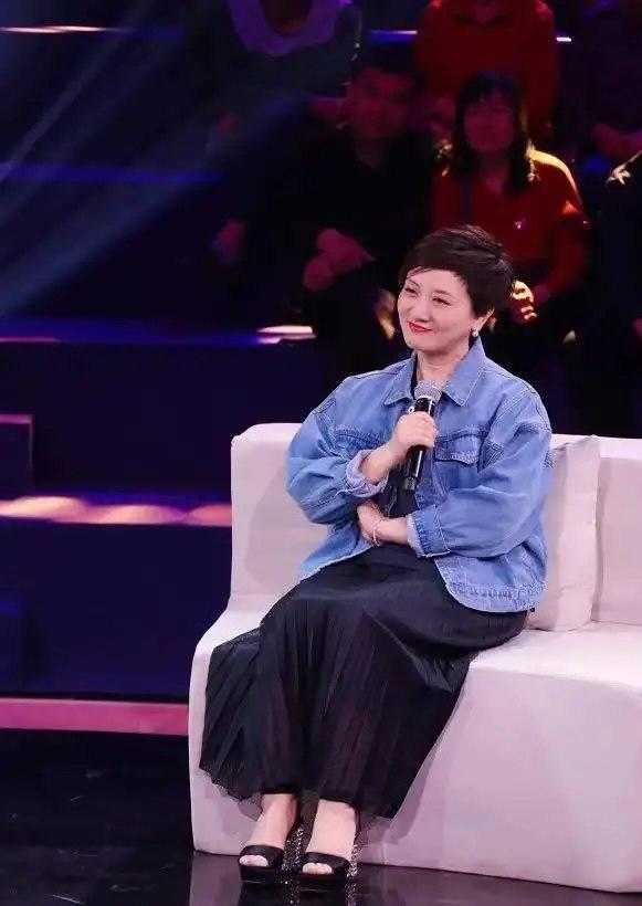 何洁显瘦穿搭,何洁瘦后惊艳全部视频