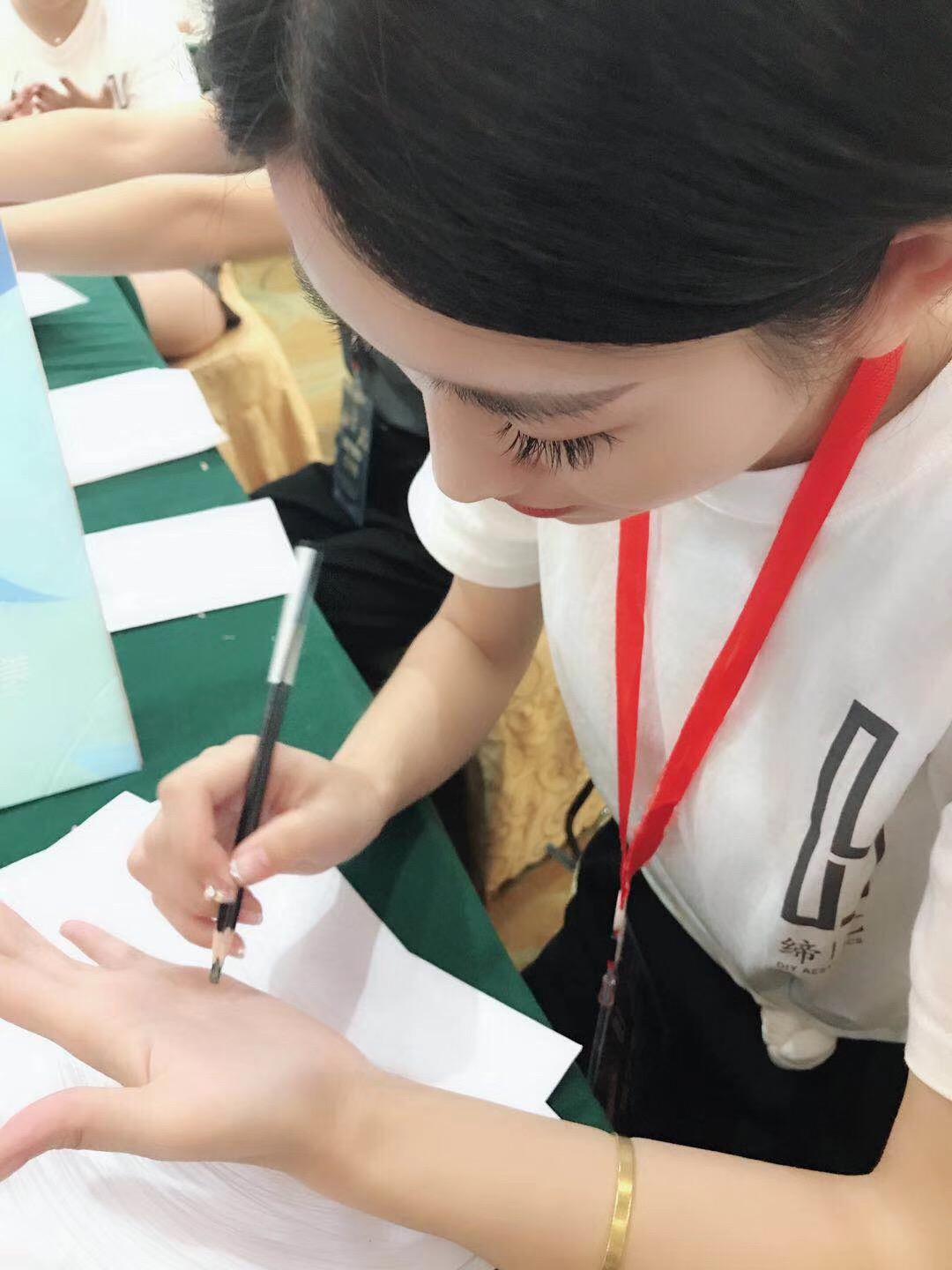 新手纹眉怎么才能越纹越好,纹眉纹得太浓了怎么可以变淡一点