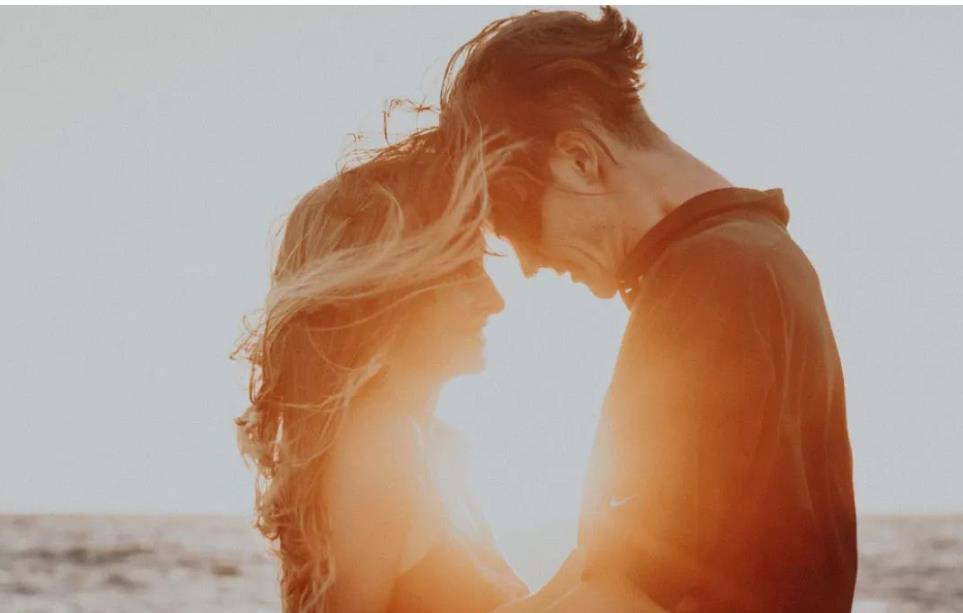 想要征服一个女人，可以用“黑暗效应”，很有用