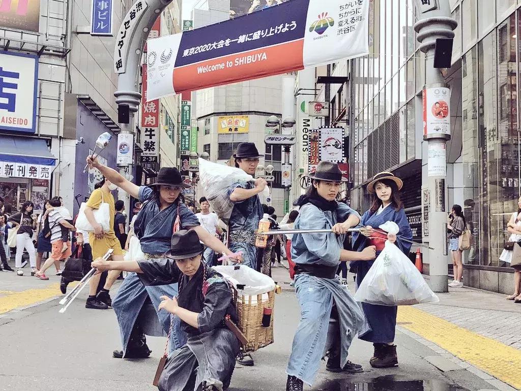 日本街头惊现捡垃圾天团，又酷又中二，网友：我也就看了十几遍吧