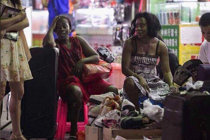 赖在广州不肯走的黑人，都靠什么养活自己？当地人：主要干这些事