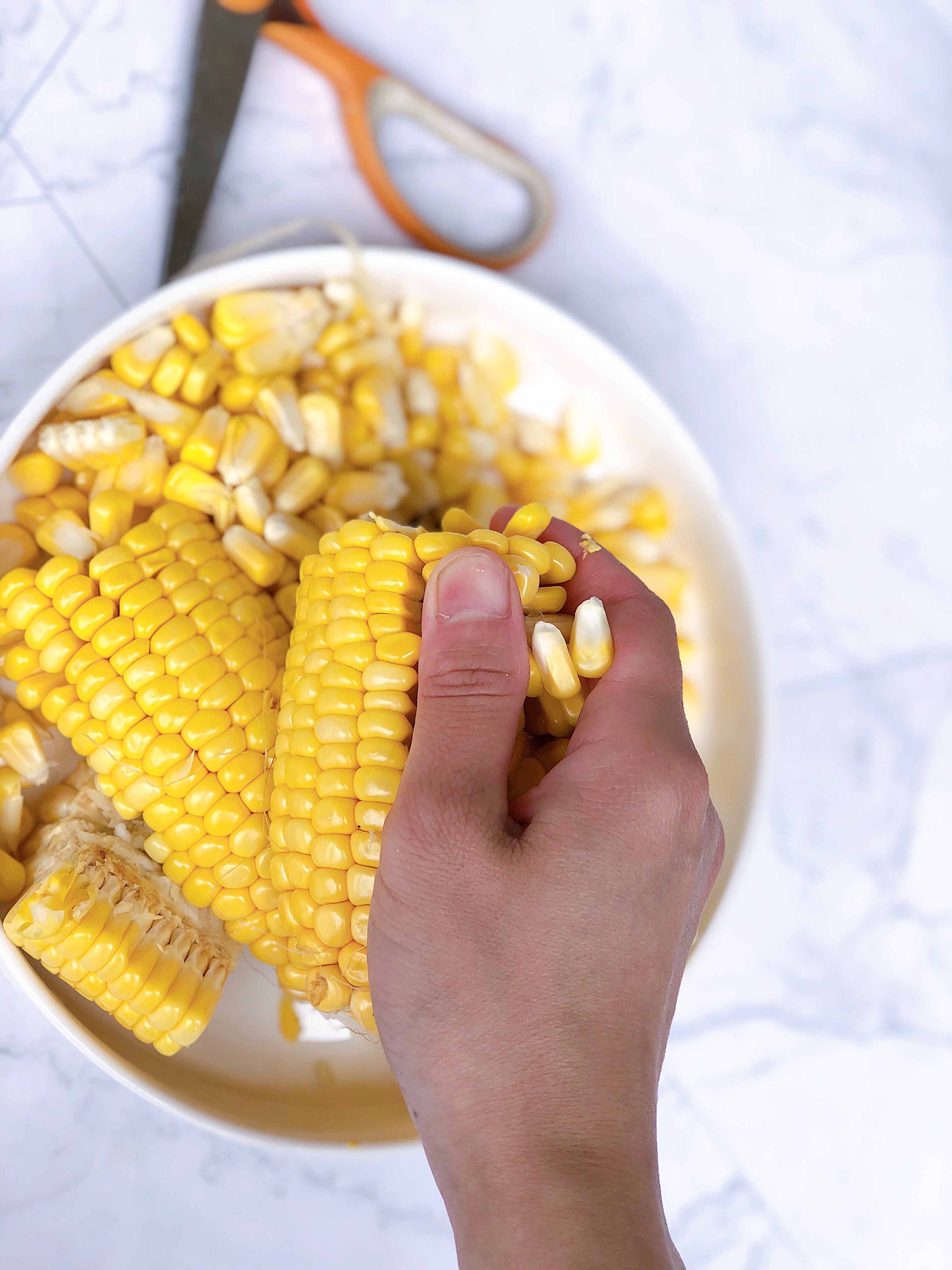 玉米上藏了个小开关,原来玉米还可以这样剥