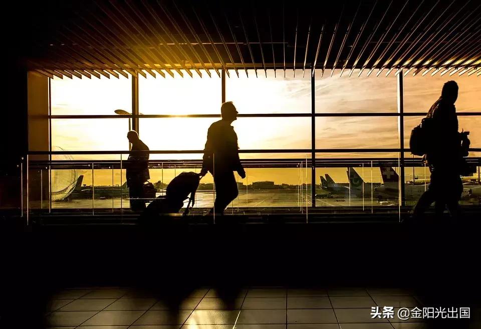 因为在脸书上分享躲避海关检查的小技巧，这个妹子悲剧了……