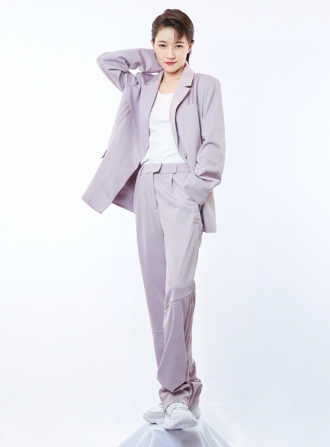 焦俊艳刚发视频,焦俊艳穿黑色吊带服