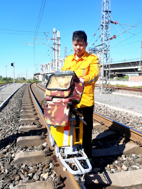 铁路探伤工巡诊钢轨护航春运平安,铁路钢轨探伤工