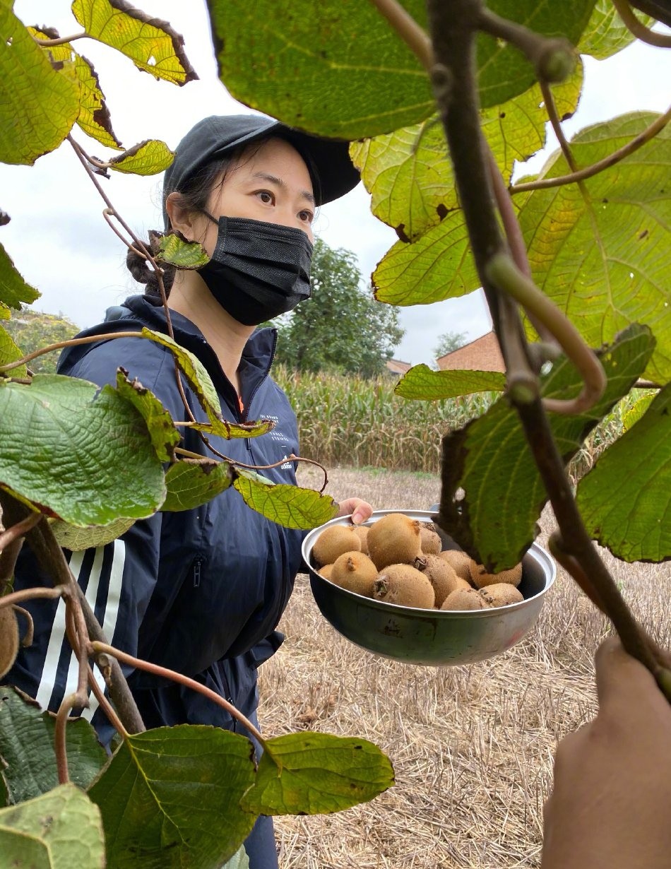 网红鼻祖芙蓉姐姐近况，衣着低调现身农家院，脚上的鞋子成了焦点