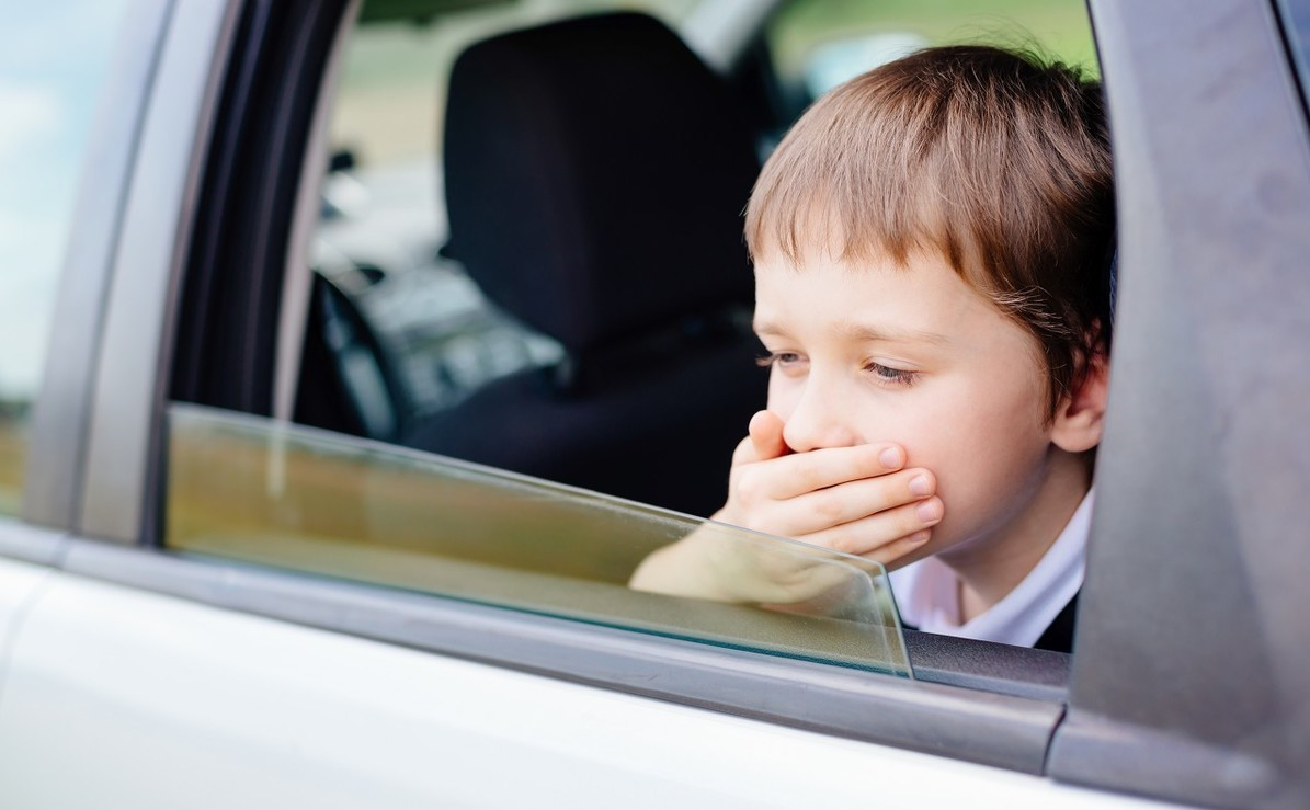 宝宝晕车家长怎么办,孩子晕车一招搞定不恶心