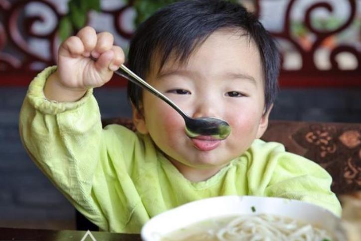 孩子3岁了不会吃硬饭？家长要及时锻炼孩子的咀嚼能力，别大意了