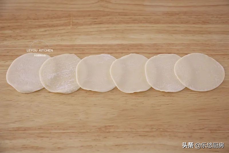 饺子皮剩了怎么做饼好吃,饺子皮葱花饼怎么做又软又好吃