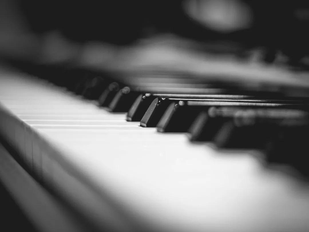 一首触动心灵的绝美钢琴曲,10首震撼心灵的钢琴曲
