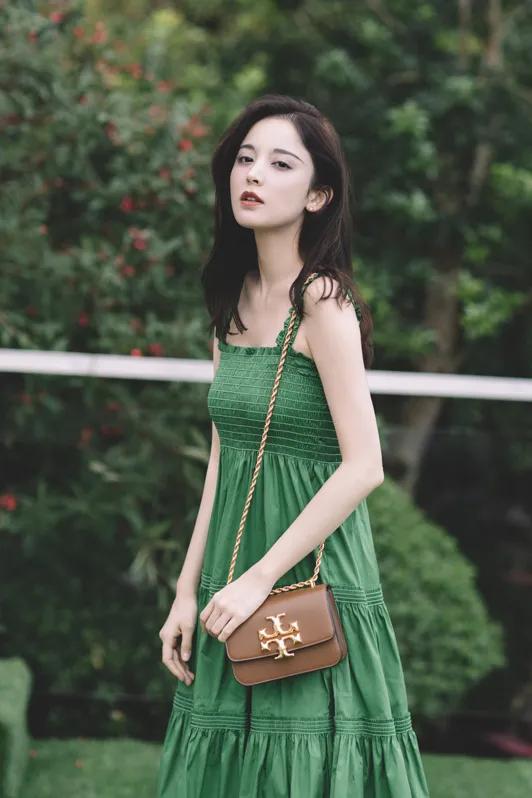 今天背什么|上海城隍庙的女孩都背斜挎包