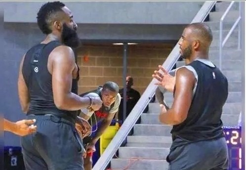 NBA十大拥有“巨臀”的球星：保罗上榜，巴克利从3分线背打到