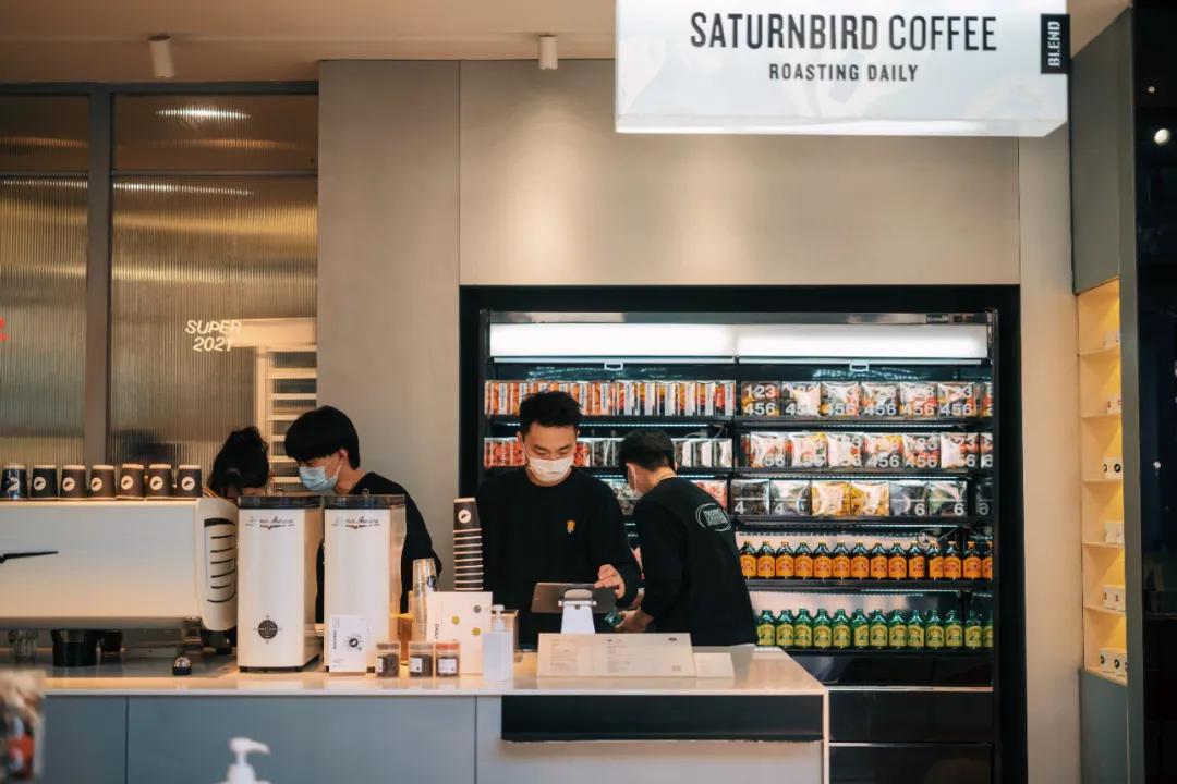 把繁华踩在脚下，将吃喝囊括周边。去长沙要住地标里