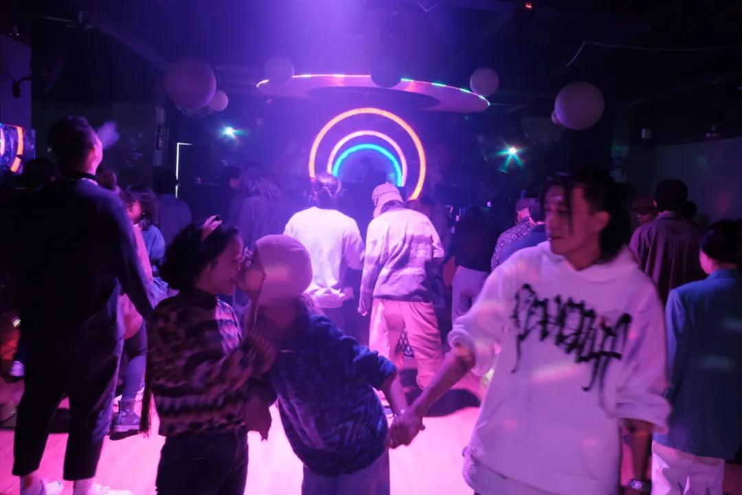 父母约会时，玩得比你野多了