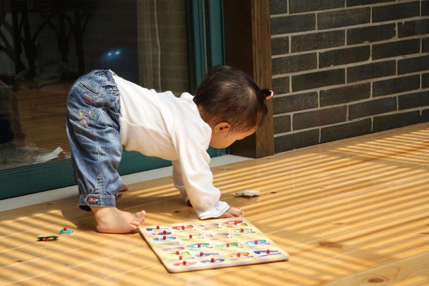 宝宝一周岁了教走路不抬脚,宝宝一岁半不会走路怎么训练