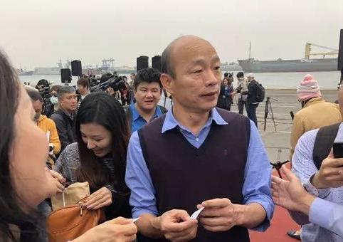 跟着支持‘九二共识’的秃子立马发财高雄农渔民节前领红包