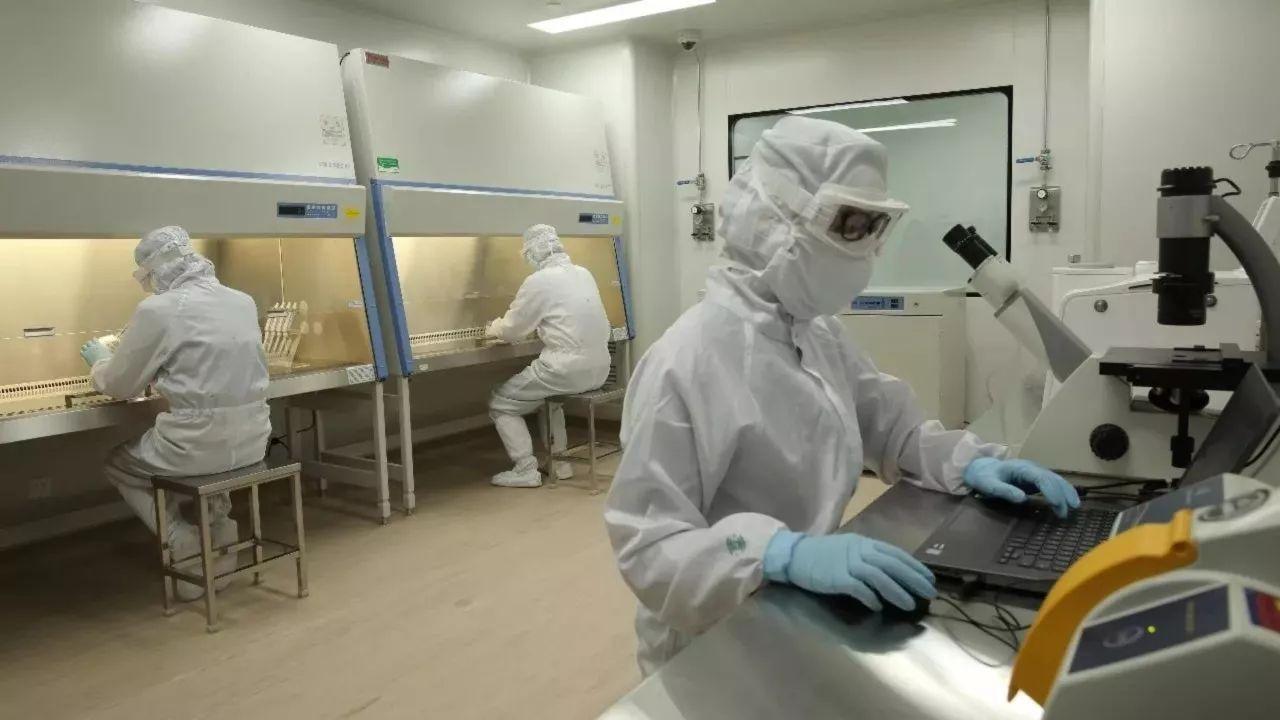 原发性阿米巴脑膜脑炎患者很难治愈，死亡率高，早发现早治疗
