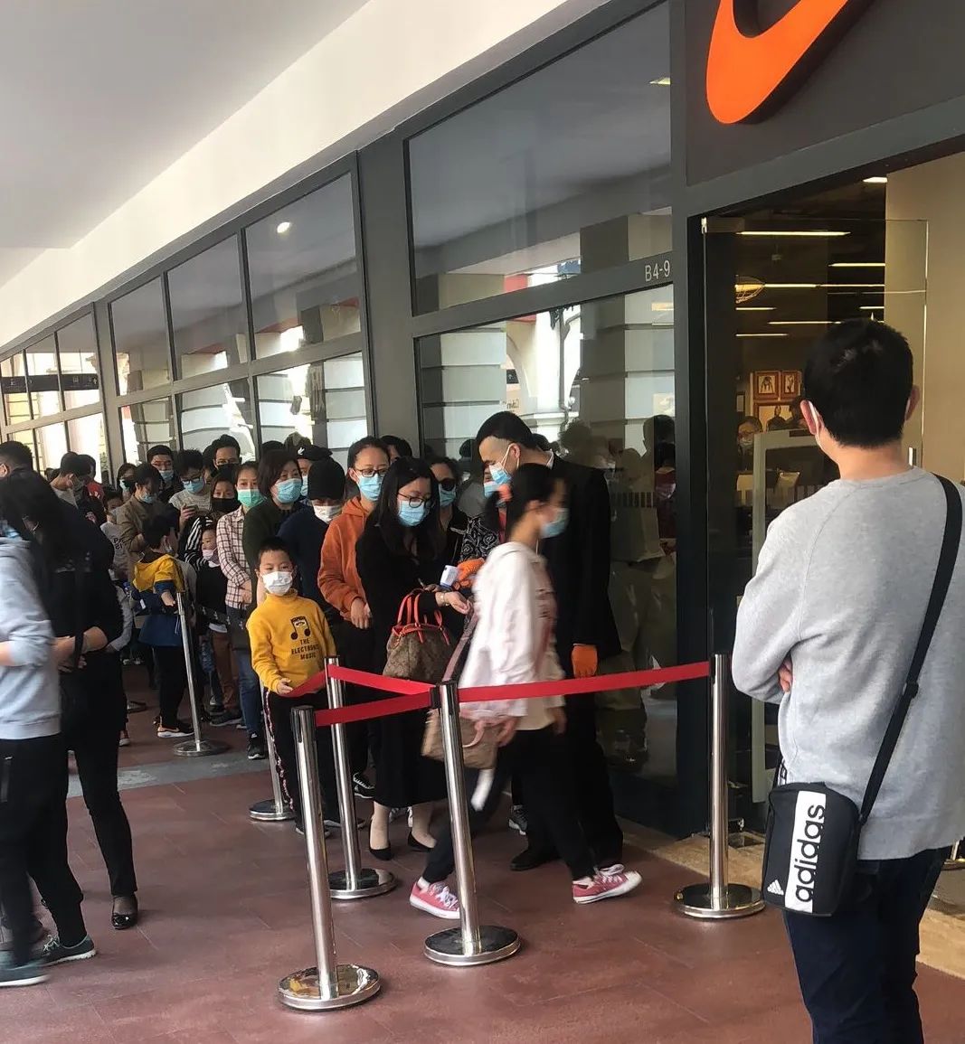 奥莱年终大促nikeadidas全场1折起,奥莱和adidas