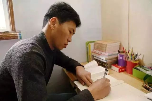 这个把自己”寄“到了人民大会堂的快递小哥，为啥”火“了？