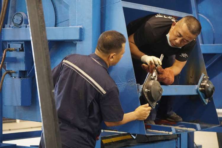 “造雪”“造浪”都有门道，记者带您参观东方影都，揭秘道具、魔音、造浪等影视拍摄幕后