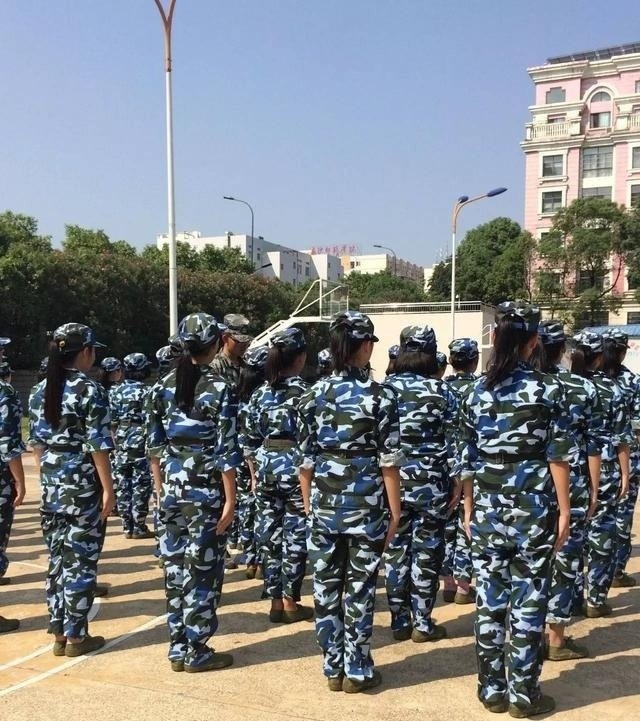 军训下雨还要军训吗,你以为下雨就不军训了吗