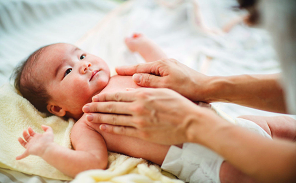 宝宝拒奶一天都不愿意吃奶,宝宝拒奶怎么解决