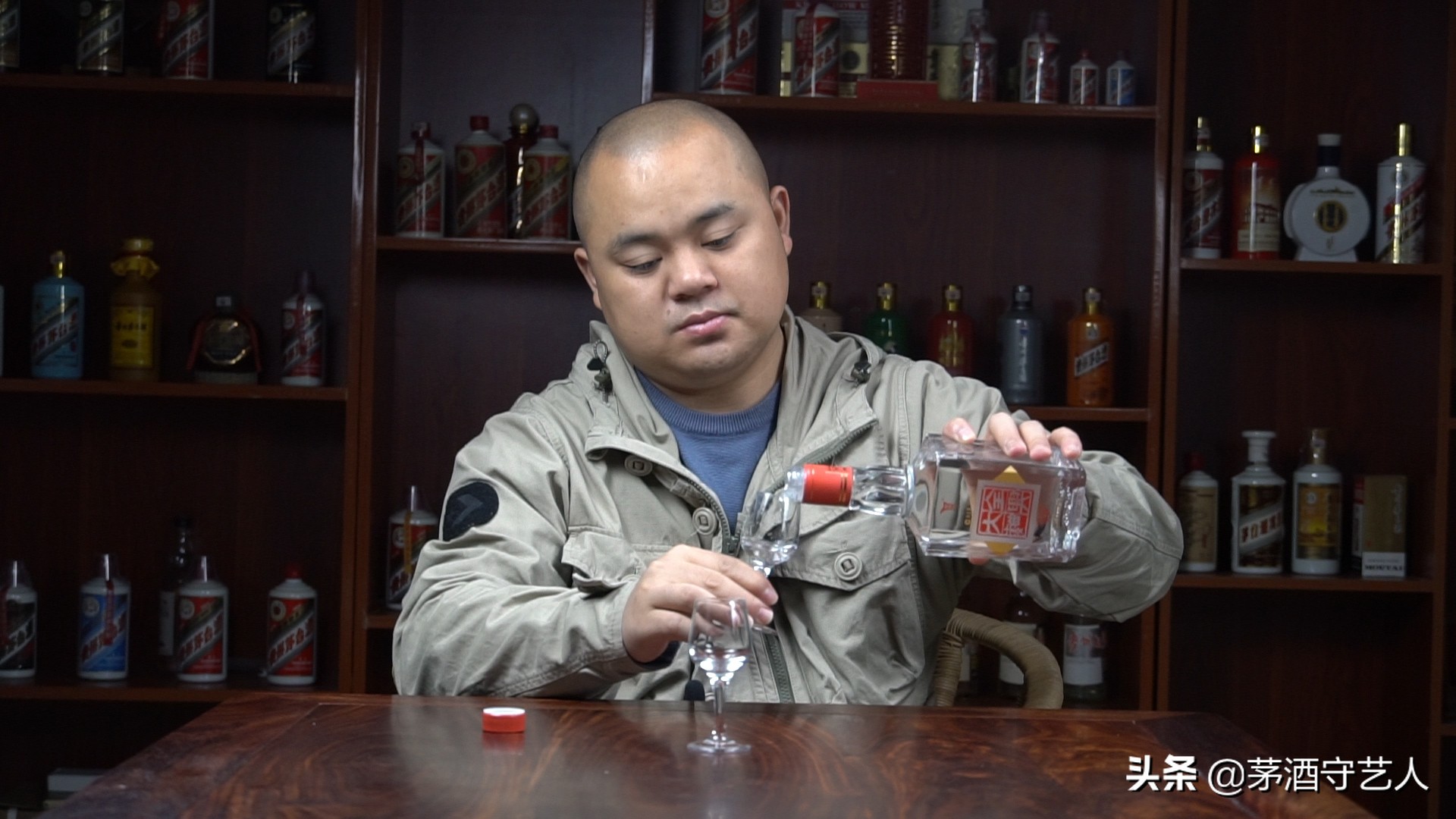 茅酒守艺人品酒绵竹大曲,茅酒守艺人品酒