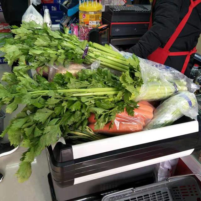 宜阳白杨书记带领群众买东西,宜阳白杨疫情物资捐赠